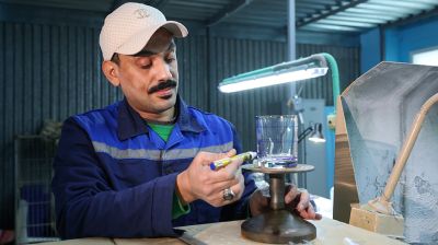 Работники с профессиональным опытом. Как на стеклозаводе "Неман" принимают трудовых мигрантов из Египта