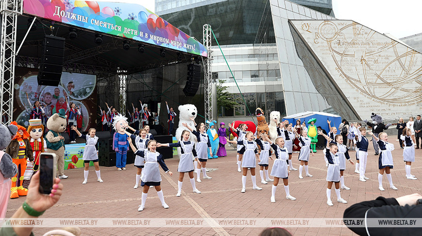 Масштабный детский праздник проходит у Национальной библиотеки в Минске