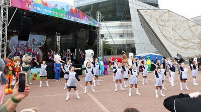 Масштабный детский праздник проходит у Национальной библиотеки в Минске