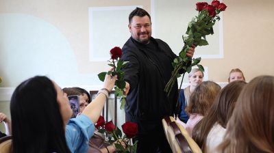 Цветы и слова поддержки. Певец Сергей Жуков поздравил мам в минском роддоме с Днем защиты детей  