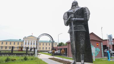 Восьмиметровую скульптуру богатыря установили в Воложине