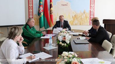 Ремонт дорог, электроотопление. Помощник Президента провел прием граждан и прямую линию в Городке