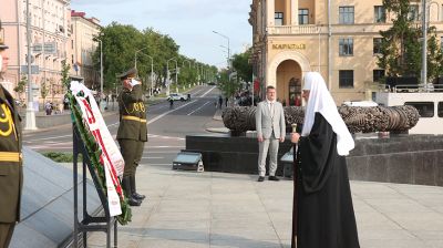 Святейший Патриарх Кирилл возложил венок к монументу Победы в Минске