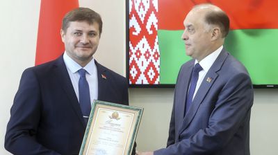 За выполнение важных задач. Вольфович вручил награды представителям разных сфер Гомельской области