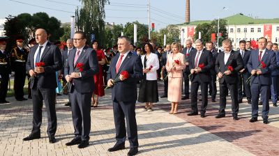 Участники медиафорума в Гомеле возложили цветы к памятному знаку жертвам геноцида