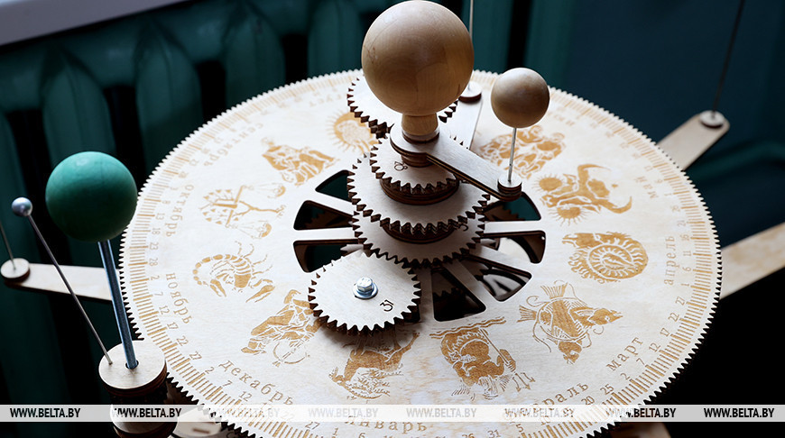 Белорусский мастер создает уникальные часовые механизмы из дерева