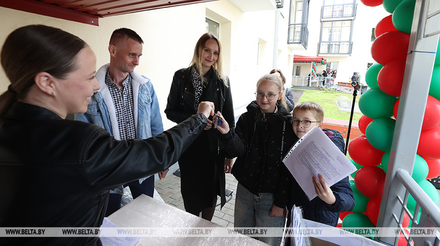 Работникам "Камволь" вручили ключи от квартир в Минске