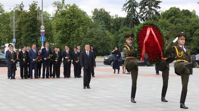 Парламентская делегация КНР возложила венок и цветы к монументу Победы в Минске