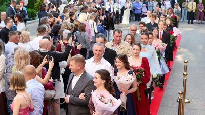 Прощание со школой: более 120 учащихся витебской гимназии №8 отметили выпускной