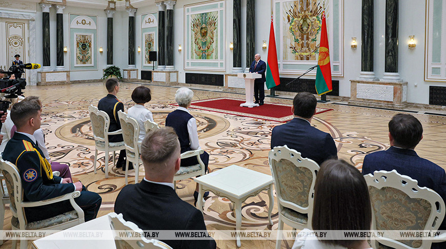 Лукашенко - выпускникам вузов: мир огромен, а Беларусь у нас одна