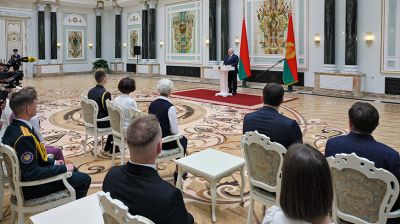 Лукашенко - выпускникам вузов: мир огромен, а Беларусь у нас одна