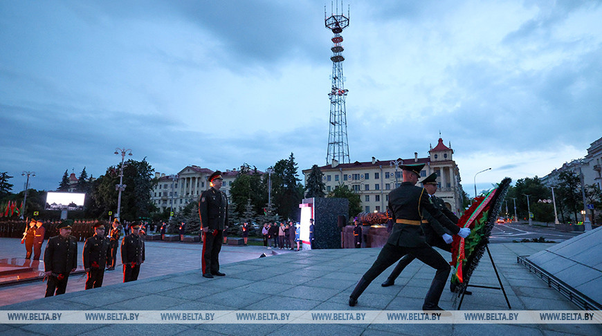 В Минске цветы и венки к монументу Победы возложили представители ГПК 