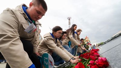 Память поколений. Участники "Поезда Памяти" возложили цветы к монументу Победы