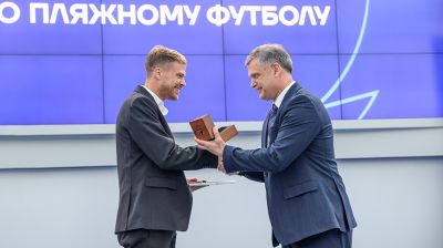 Серебряных призеров чемпионата мира по пляжному футболу чествовали в НОК Беларуси