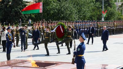 Президент Кубы возложил венок к монументу Победы в Минске