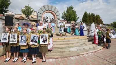 Посвящая 80 мирным годам. 80 венков спустили в Неман на акции "Дзявочы вянок міру" в Гродно