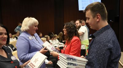 "Цитадели мужества". БЕЛТА презентовала книгу о населенных пунктах, награжденных вымпелом за мужество и стойкость