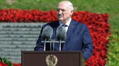 Лукашенко в День Независимости возложил венок к подножию Кургана Славы
