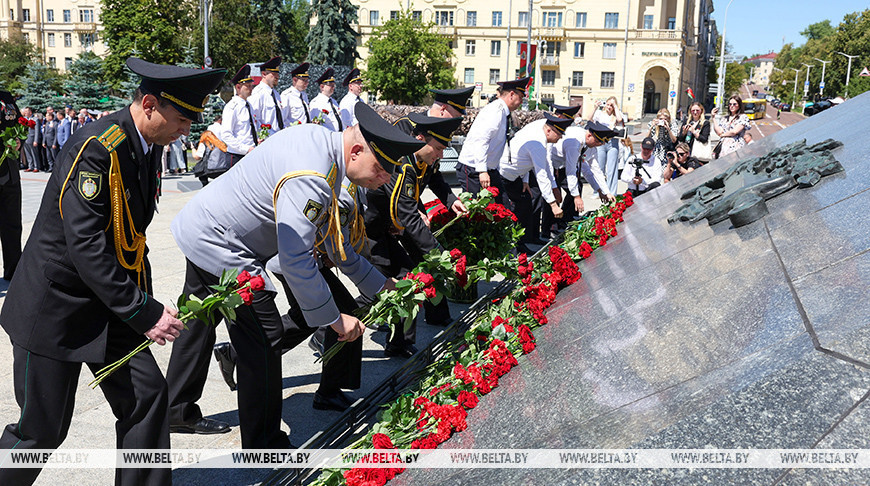 Народное возложение цветов прошло у монумента Победы в Минске