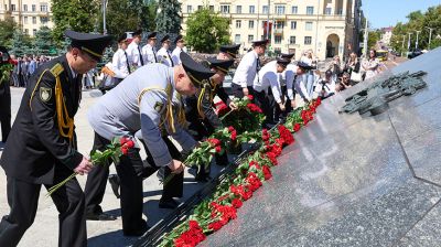 Народное возложение цветов прошло у монумента Победы в Минске