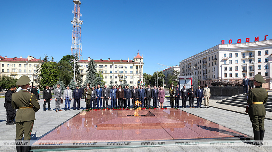 Правительственная делегация Ливии возложила венок и цветы к монументу Победы в Минске