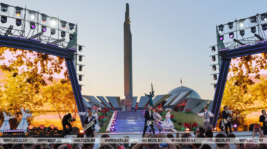 Гала-концерт "Сильны в единстве, едины в песне" собрал тысячи минчан у стелы "Минск - город-герой" 