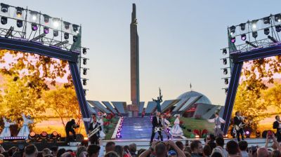 Гала-концерт "Сильны в единстве, едины в песне" собрал тысячи минчан у стелы "Минск - город-герой" 
