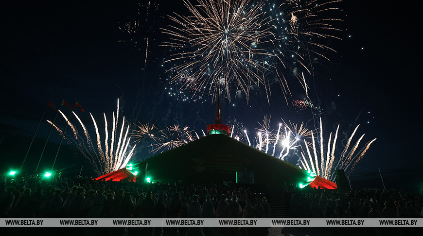 Курган Славы в День Независимости удивил исторической видеопроекцией и красочным фейерверком 