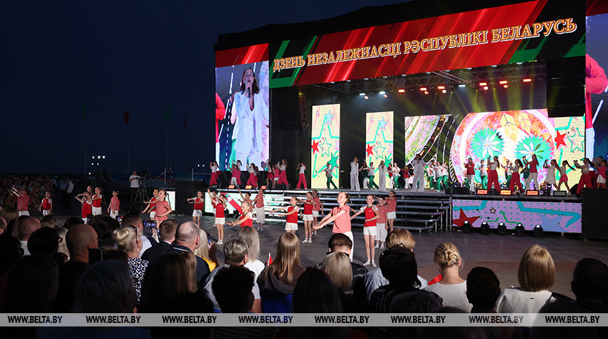 Праздничный концерт и акция "Споем гимн вместе" проходят в Могилеве 