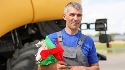 С зарядом на новые рекорды. На жатве в Гродненской области определился механизатор-тысячник 