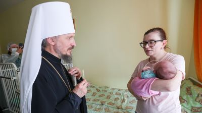 Митрополит Вениамин пообщался с пациентами РНПЦ детской хирургии 
