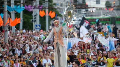 Красочное шествие по улицам Витебска провели участники феста "На семи ветрах"