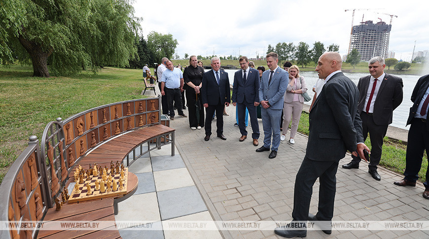 В Первомайском районе столицы выбрали лучшую скамейку 