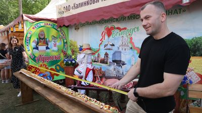 Трехметровый хот-дог приготовили на фестивале народного юмора в Автюках
