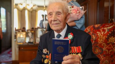 В Бресте ветеран Петр Светкин принимает поздравления с 100-летием