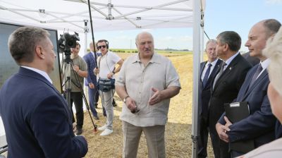 Лукашенко в полях инспектирует ход уборочной кампании