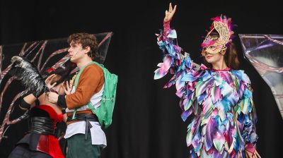 Купаловский театр показал в Минске в формате под открытым небом сказку "Гісторыя шакаладнага дрэва"