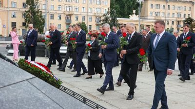 Белорусские дипломаты возложили цветы к монументу на площади Победы