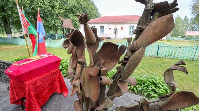 Витебские поисковики впервые передали найденные при раскопках останки бойца РККА его родственникам
