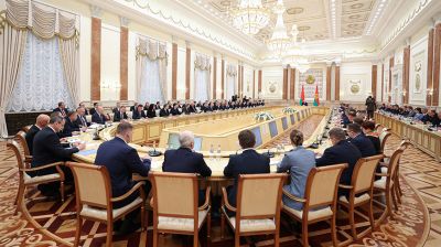 Лукашенко собрал совещание с руководителями дипломатических представительств Беларуси