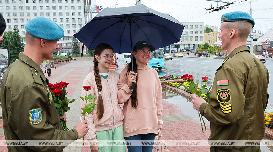 Витебские десантники на улицах города вручили женщинам цветы