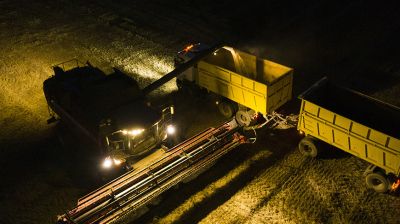 До поздней ночи идет уборочная в Гродненском районе
