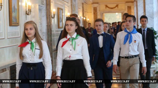 Для белорусских школьников провели экскурсию по Дворцу Независимости