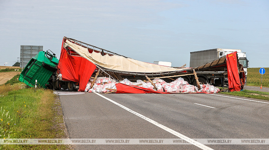 Фура и трактор столкнулись в Гродненском районе