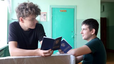 Впервые получили трудовые книжки. Ученики вносят свой вклад в обустройство школы 