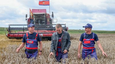 Экипажи со спасателями убирают урожай в Рогачевском районе