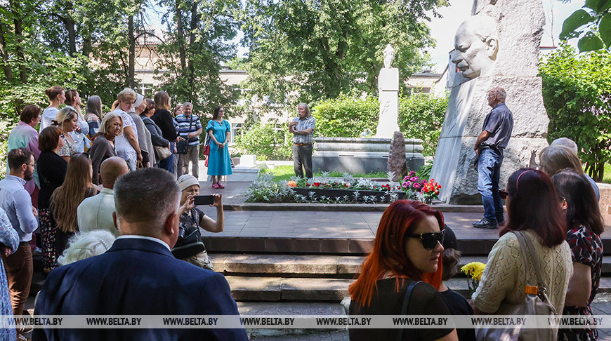 Память Якуба Коласа почтили на Военном кладбище в Минске 