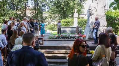 Память Якуба Коласа почтили на Военном кладбище в Минске 