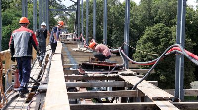 Продолжается реконструкция пешеходного моста через реку Сож