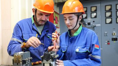 "Все коллеги на 100% отзывчивые". Как молодых энергетиков приняли на первом месте работы в Витебске